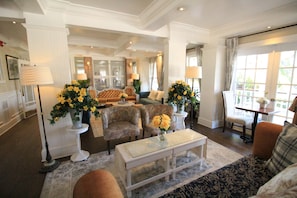 Lobby sitting area - The Riverview Hotel (New Smyrna Beach)