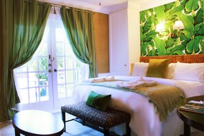 Designer-Toilettenartikel, Haartrockner, Bademäntel, Handtücher