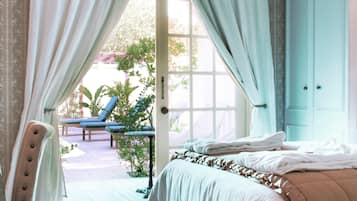 Habitación Premier, 1 cama King size, para no fumadores (Poolside) | Área de sala de estar | Televisión LED de 46 pulgadas con canales por cable y televisión