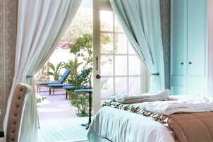 極品客房, 1 張特大雙人床, 非吸煙房 (Poolside) | 起居區 | 46-吋LED 液晶電視、有線頻道、電視