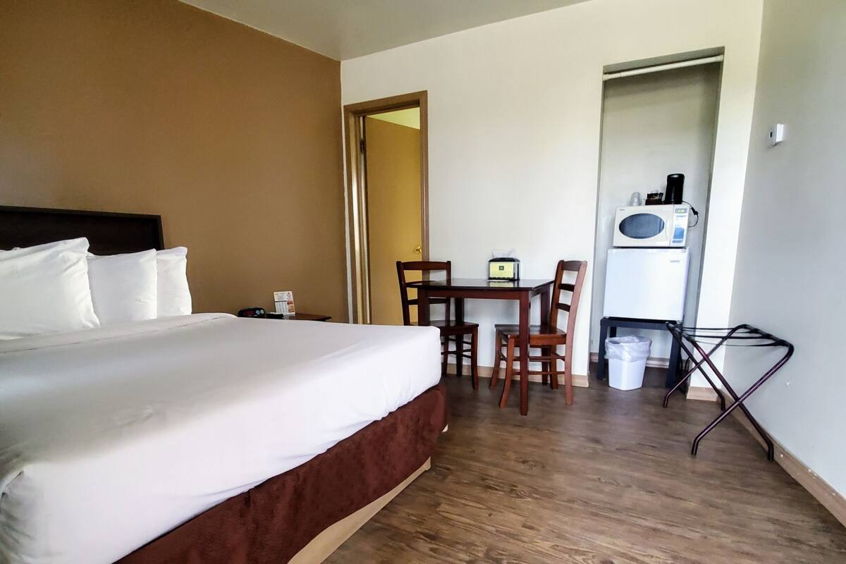 Standard Room with one double bed | Individually decorated, cots/infant beds, rollaway beds, free WiFi