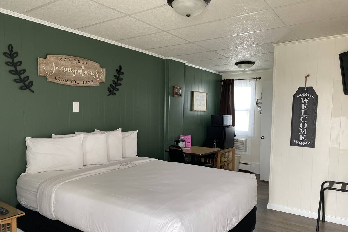 Standard room with one queen bed | Individually decorated, cots/infant beds, rollaway beds, free WiFi