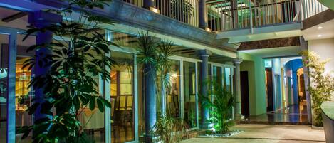 Fachada de la propiedad por la tarde o noche