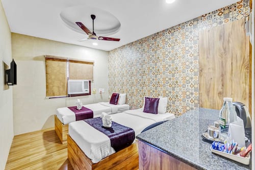 Hypo-allergenic bedding, in-room safe, desk, soundproofing