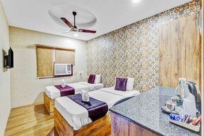 Hypo-allergenic bedding, in-room safe, desk, soundproofing - Season 4 Residences - Teynampet (Chennai)