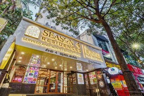 A building with a sign for "Season 4 Residences" and "Serviced Apartments | Banquet Hall". - Season 4 Residences - Teynampet (Chennai)