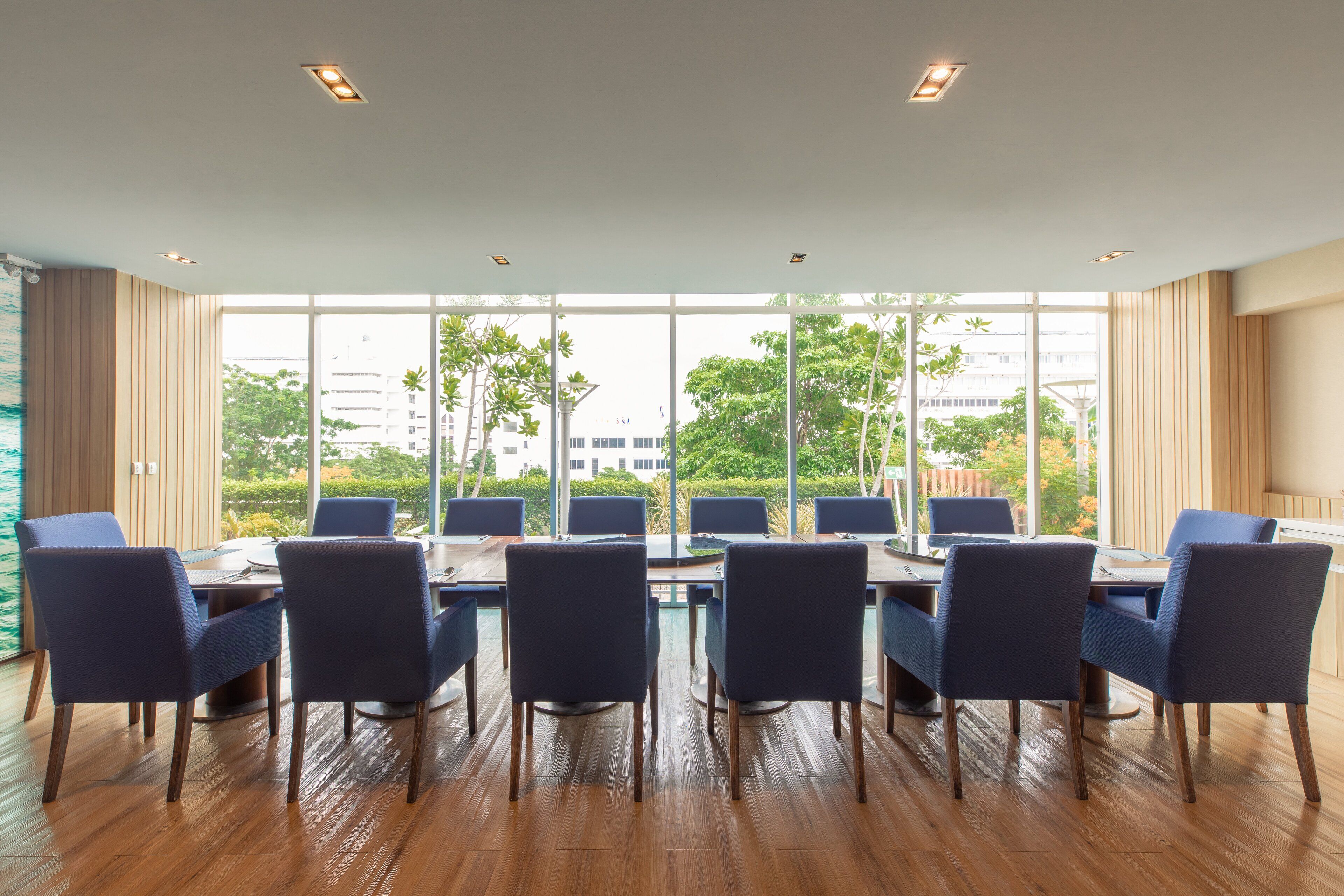 breakfast, lunch and dinner served