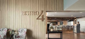 Breakfast, lunch and dinner served - Centara Life Government Complex Hotel & Convention Centre Chaeng Watthana (Bangkok)