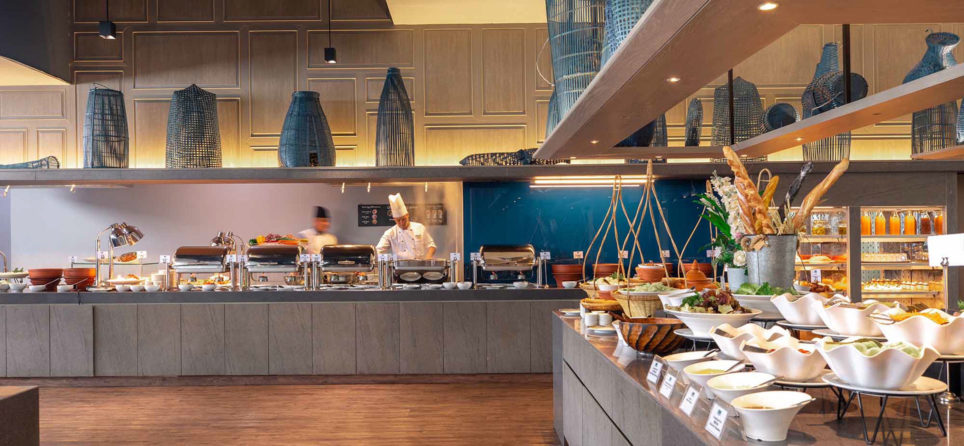 Een buffetopstelling met diverse gerechten en bestek.