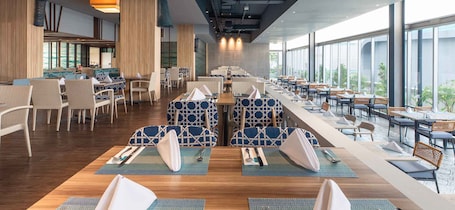 Breakfast, lunch and dinner served