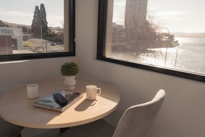 Deluxe Waterview King | Premium bedding, laptop workspace, iron/ironing board, free WiFi - 429 Apartments and Suites (Sandy Bay)