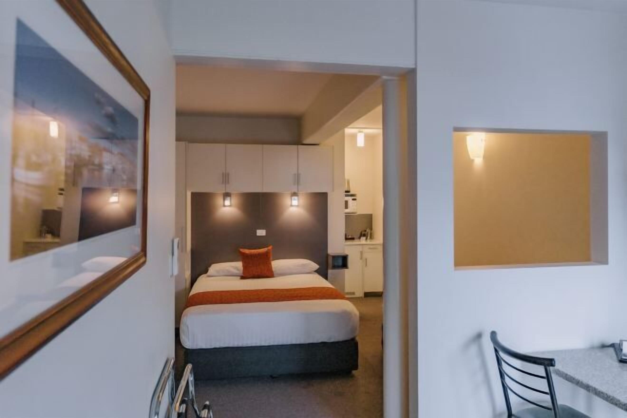 Seprai premium, ruang kerja ramah laptop, dan setrika/meja setrika