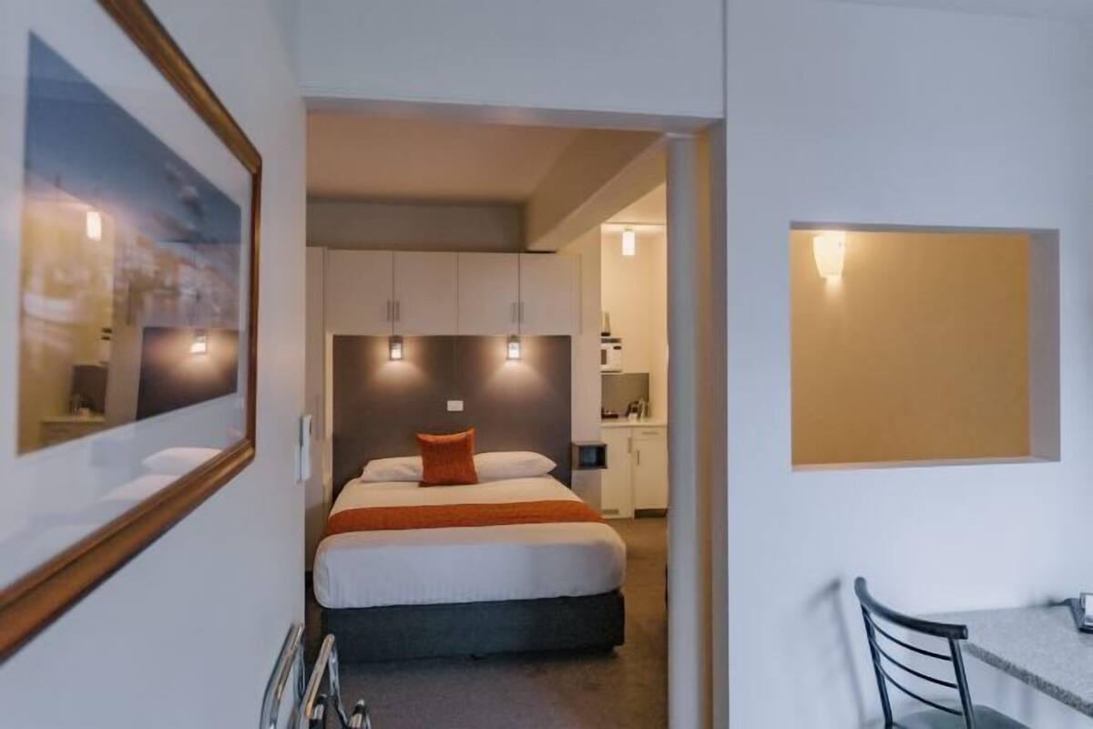 Roupas de cama premium, espaço de trabalho para notebook