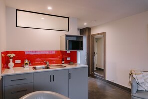 Habitació Deluxe | Cuina bàsica privada | Microones, bullidora elèctrica, torradora i productes de neteja 