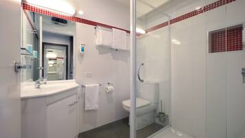 Deluxe Room | Bathroom | Shower, free toiletries, hair dryer, towels