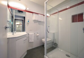 Deluxe Room | Bathroom | Shower, free toiletries, hair dryer, towels