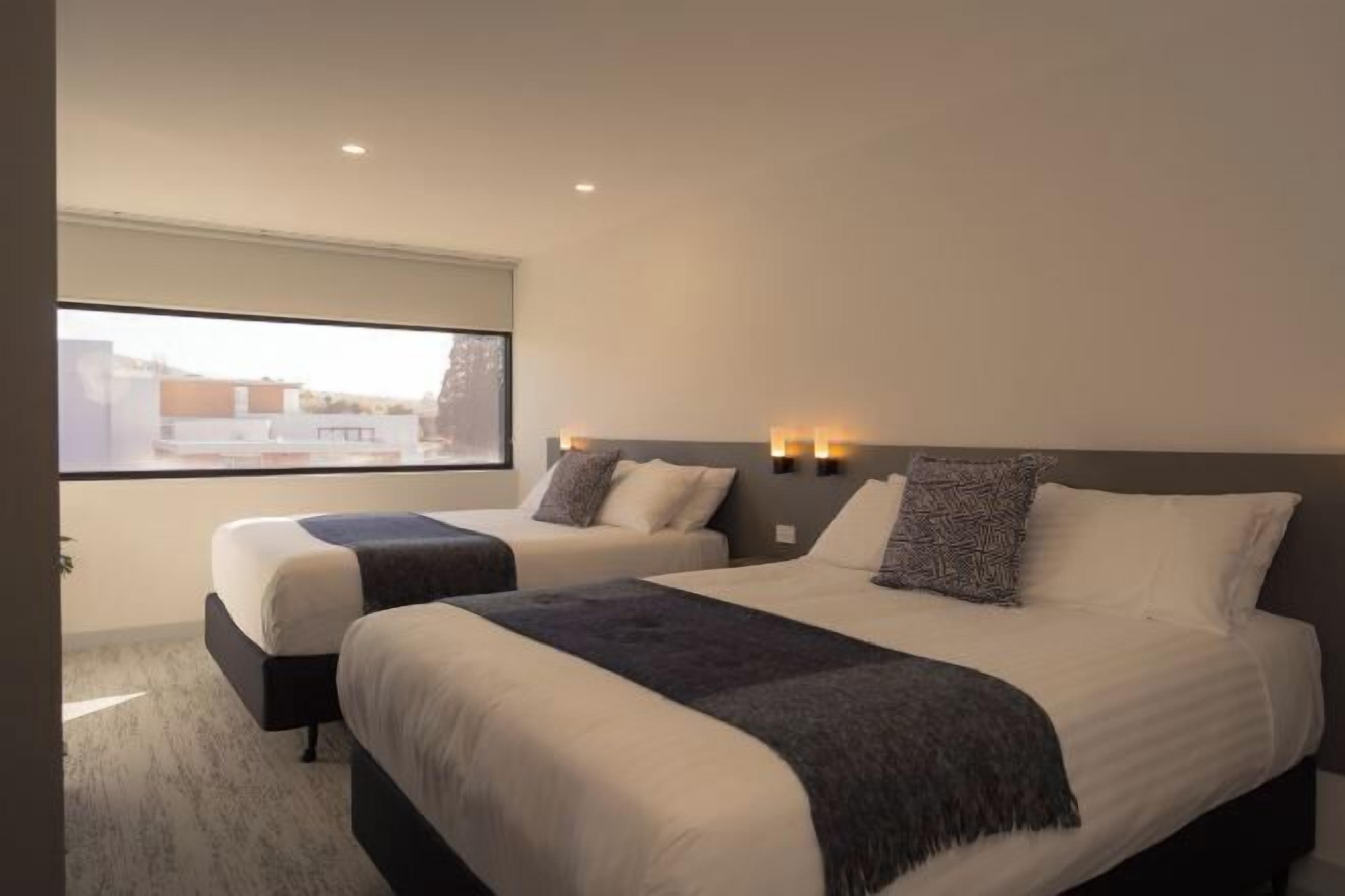 Seprai premium, ruang kerja ramah laptop, dan setrika/meja setrika