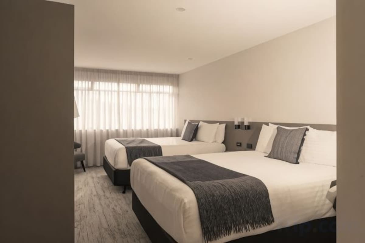 Ropa de cama de alta calidad y espacio para trabajar con un portátil