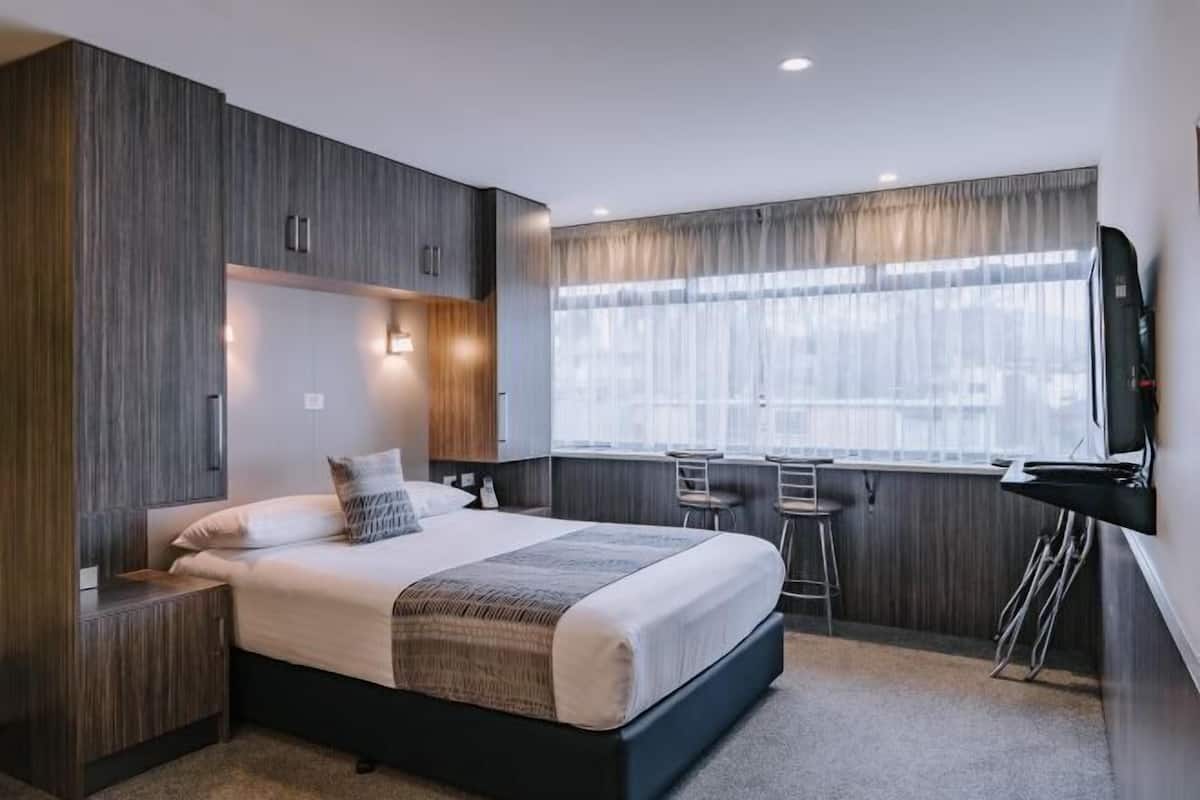 Premium bedding, laptop workspace, iron/ironing board, free WiFi