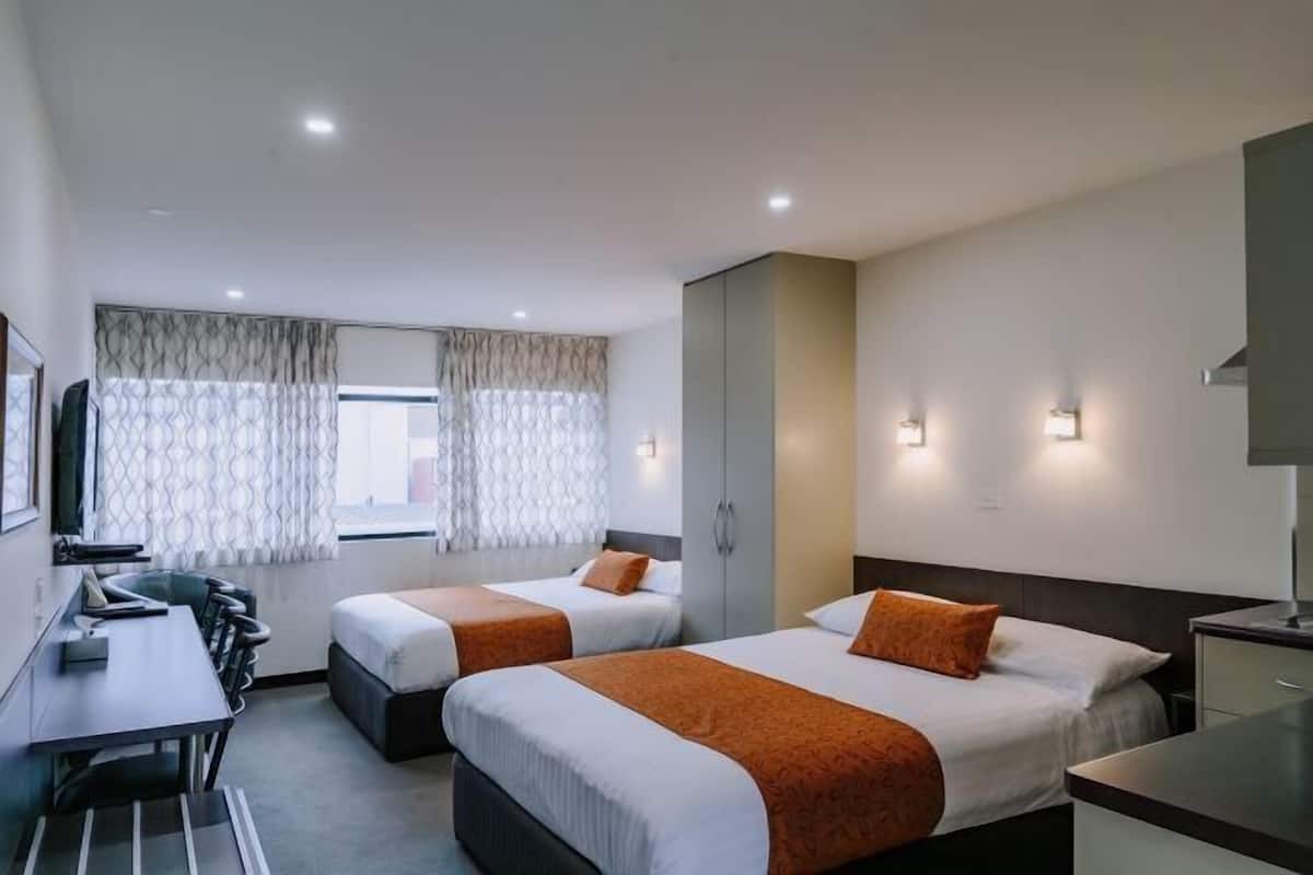 Seprai premium, ruang kerja ramah laptop, dan setrika/meja setrika