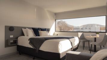 Deluxe Waterview King | Premium bedding, laptop workspace, iron/ironing board, free WiFi