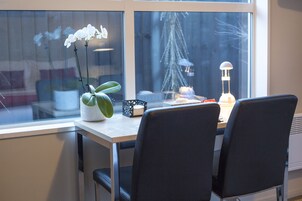 Studio, 1 Queen Bed | In-room dining