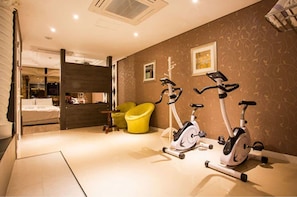 VIP(Family only/ Female only/ Male only) | リビング エリア | 薄型テレビ、コンピューター