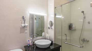 Superior tweepersoonskamer | Badkamer | Een douche, gratis toiletartikelen, een haardroger, badjassen
