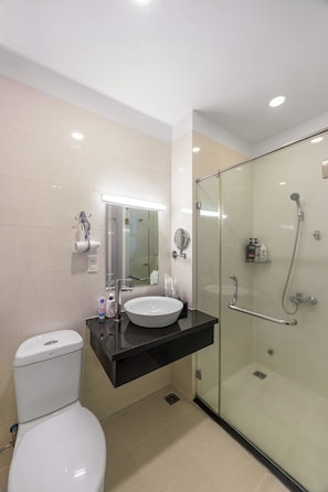 Chambre Double Supérieure | Salle de bain | Douche, articles de toilette gratuits, sèche-cheveux, peignoirs