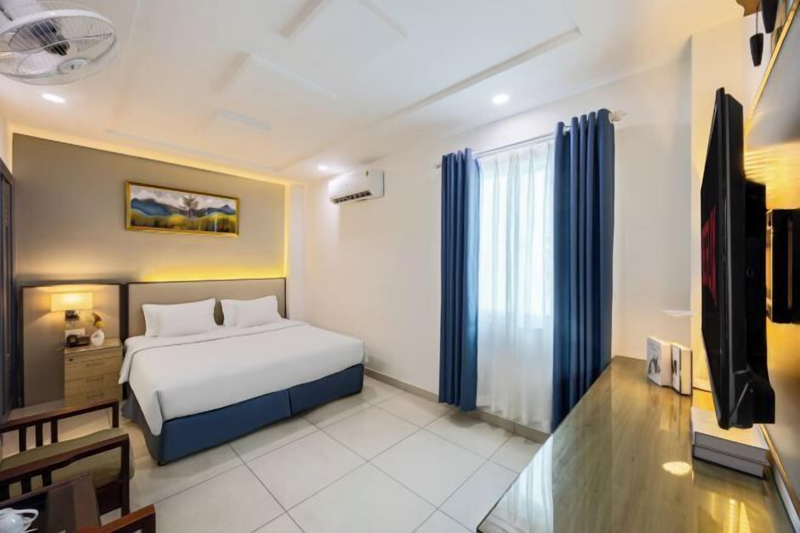 ميني بار وخزنة داخل الغرفة وستائر تعتيم ومكواة/لوح كي