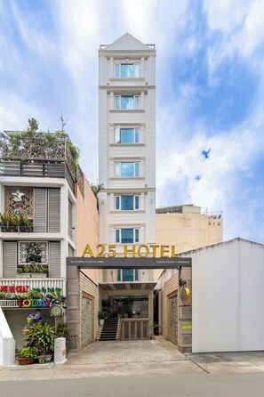 Vista frontal de la propiedad