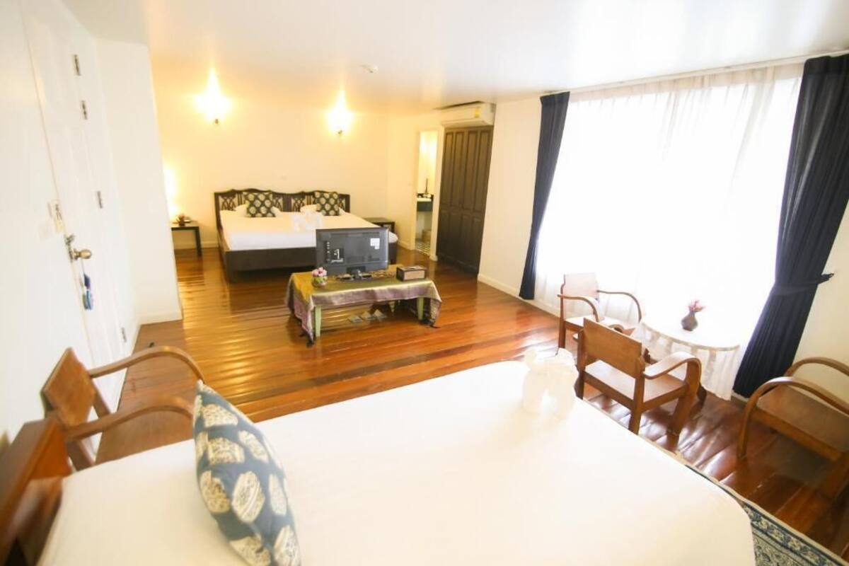 Une chambre d’hôtel avec un lit, un bureau et une table à manger.