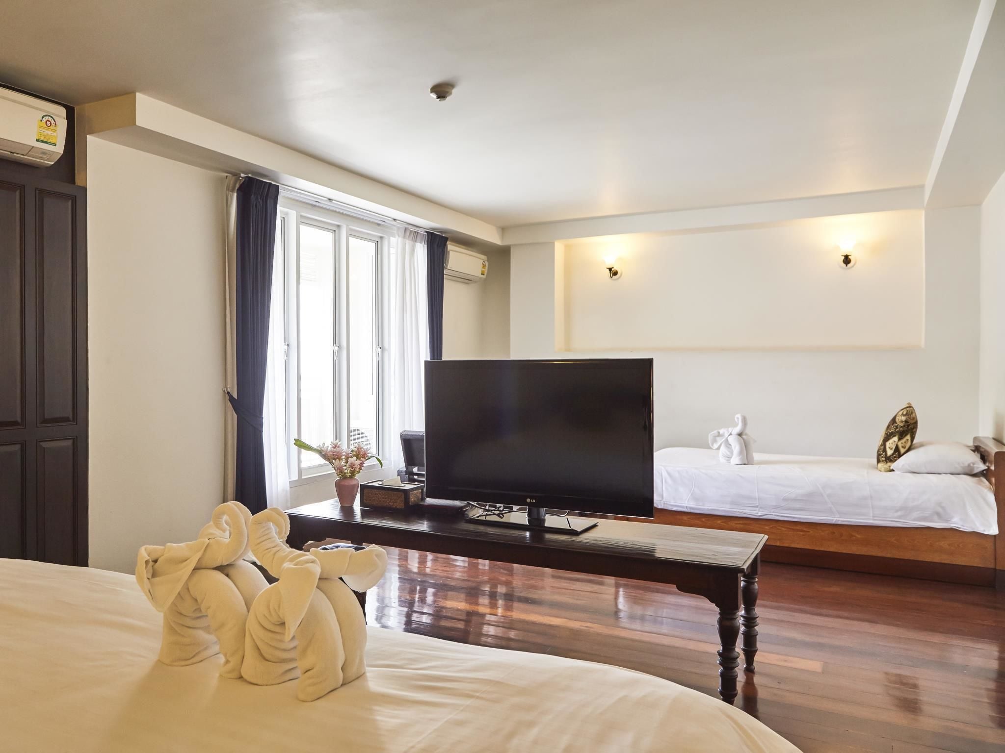 Suite | Decoración individual, mobiliario individual, escritorio y wifi gratis