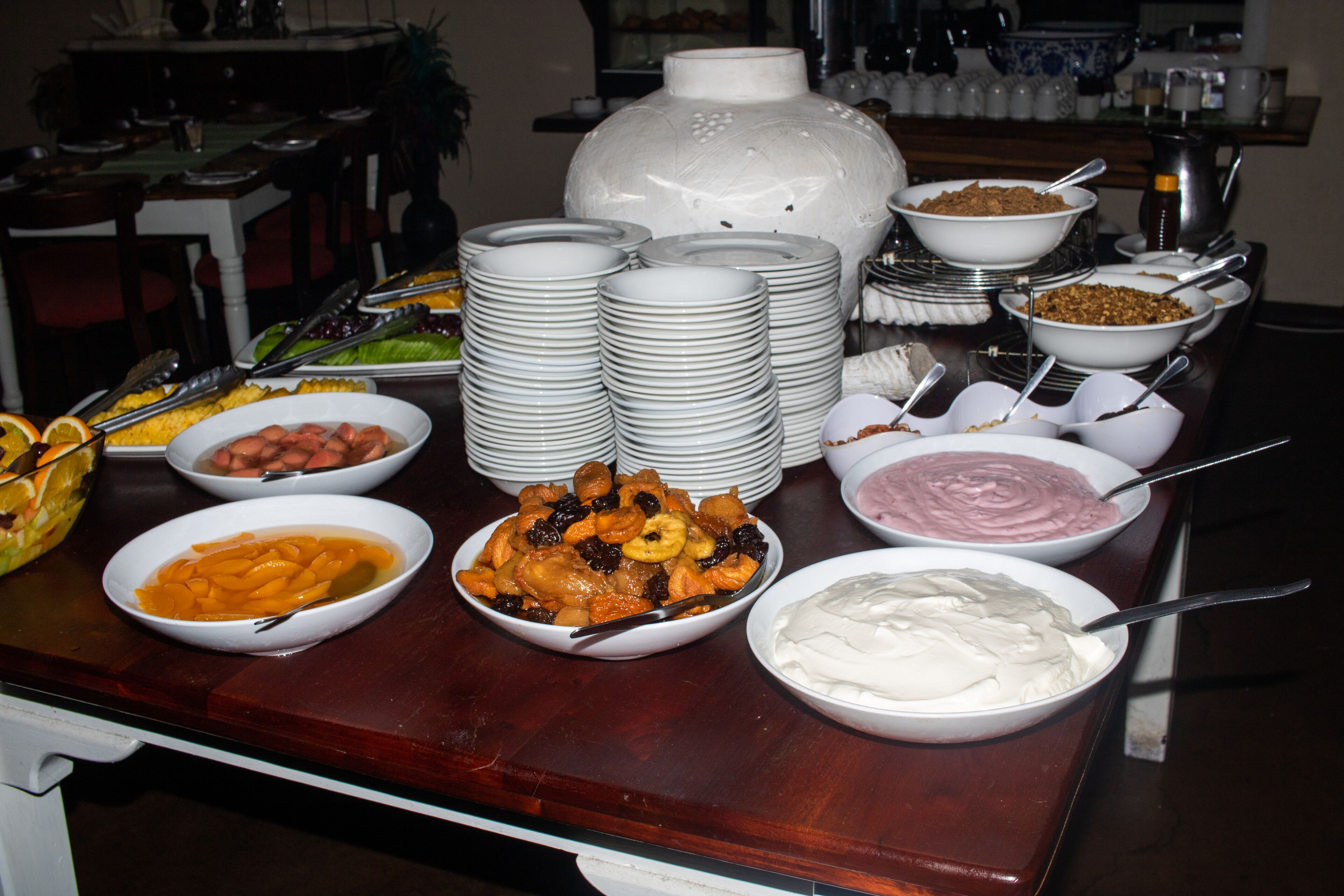 Ein reichhaltiges Buffet mit verschiedenen Speisen und Gerichten.
