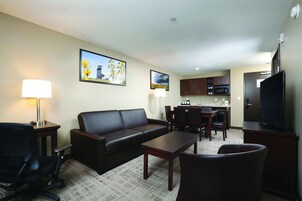 Business Suite | Living room | 50-inch flat-screen TV with cable channels, TV