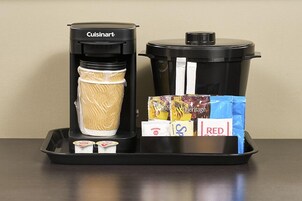 Una cafetera Cuisinart y una olla de cocción lenta sobre una bandeja.