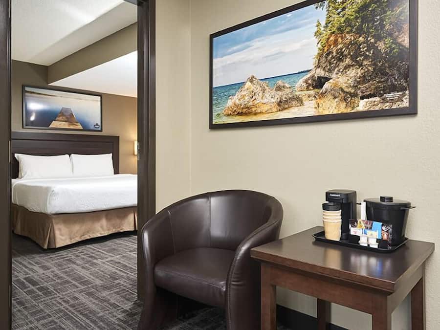 Deluxe suite | Een bureau, een laptopwerkplek, verduisterende gordijnen