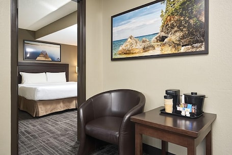 Suite Deluxe | Una scrivania, postazione laptop, tende oscuranti, insonorizzazione. Canad Inns Destination Centre Transcona