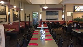 2 nhà hàng, phục vụ bữa sáng