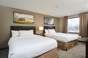 Business Suite | Desk, laptop workspace, blackout drapes, soundproofing