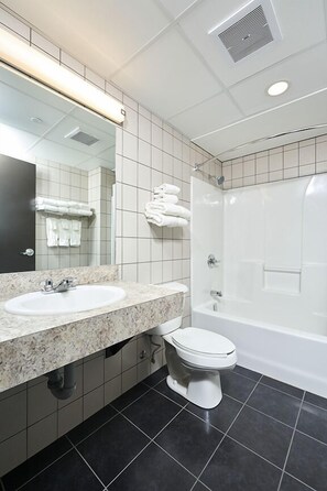 Suite Affaires | Salle de bain | Ensemble baignoire-douche, articles de toilette (gratuits)