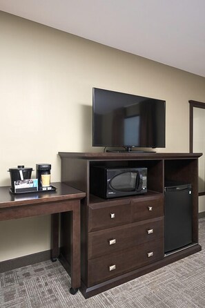 مكتب ومساحة عمل للكمبيوتر المحمول وستائر تعتيم وتجهيزات عازلة للصوت