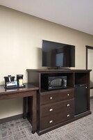 Escritorio, espacio para trabajar con laptop y cortinas blackout 