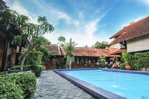 Outdoor pool, sun loungers - Delta Homestay (Yogyakarta)
