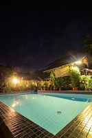 Piscina externa, espreguiçadeiras