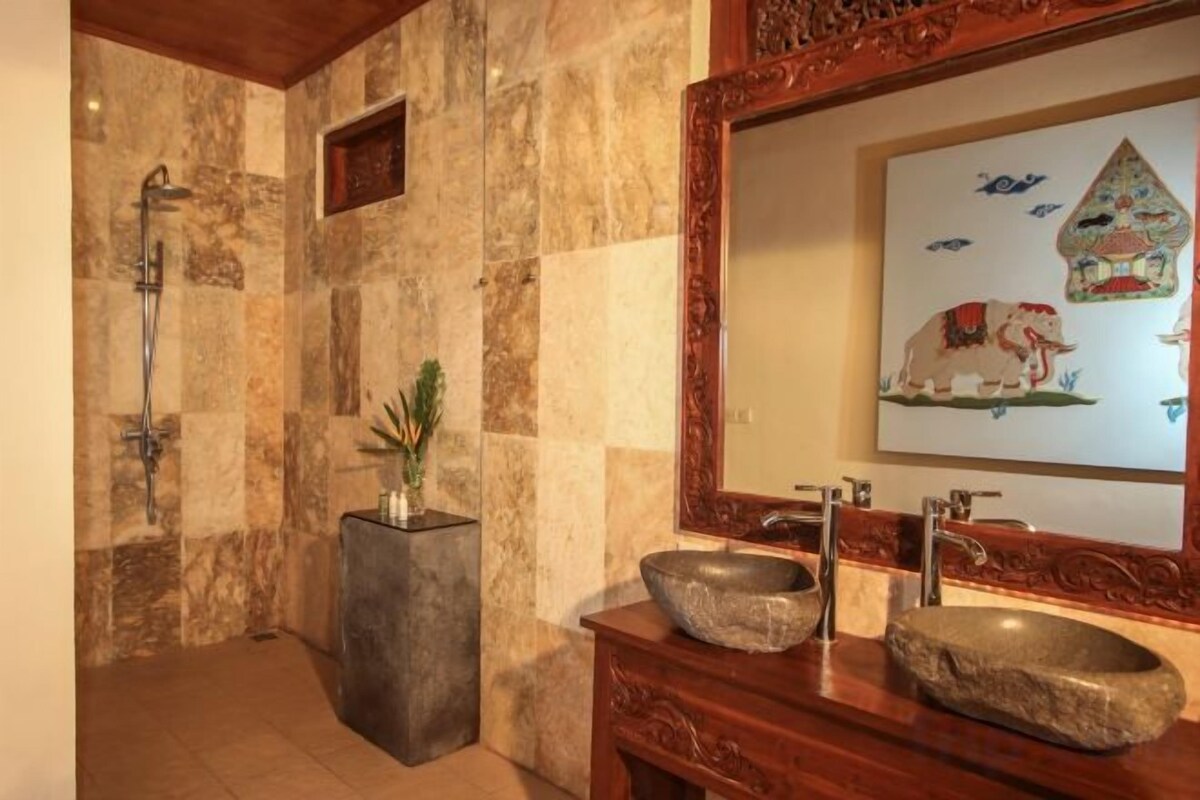 Baño | Ducha, artículos de higiene personal gratuitos y secador de pelo