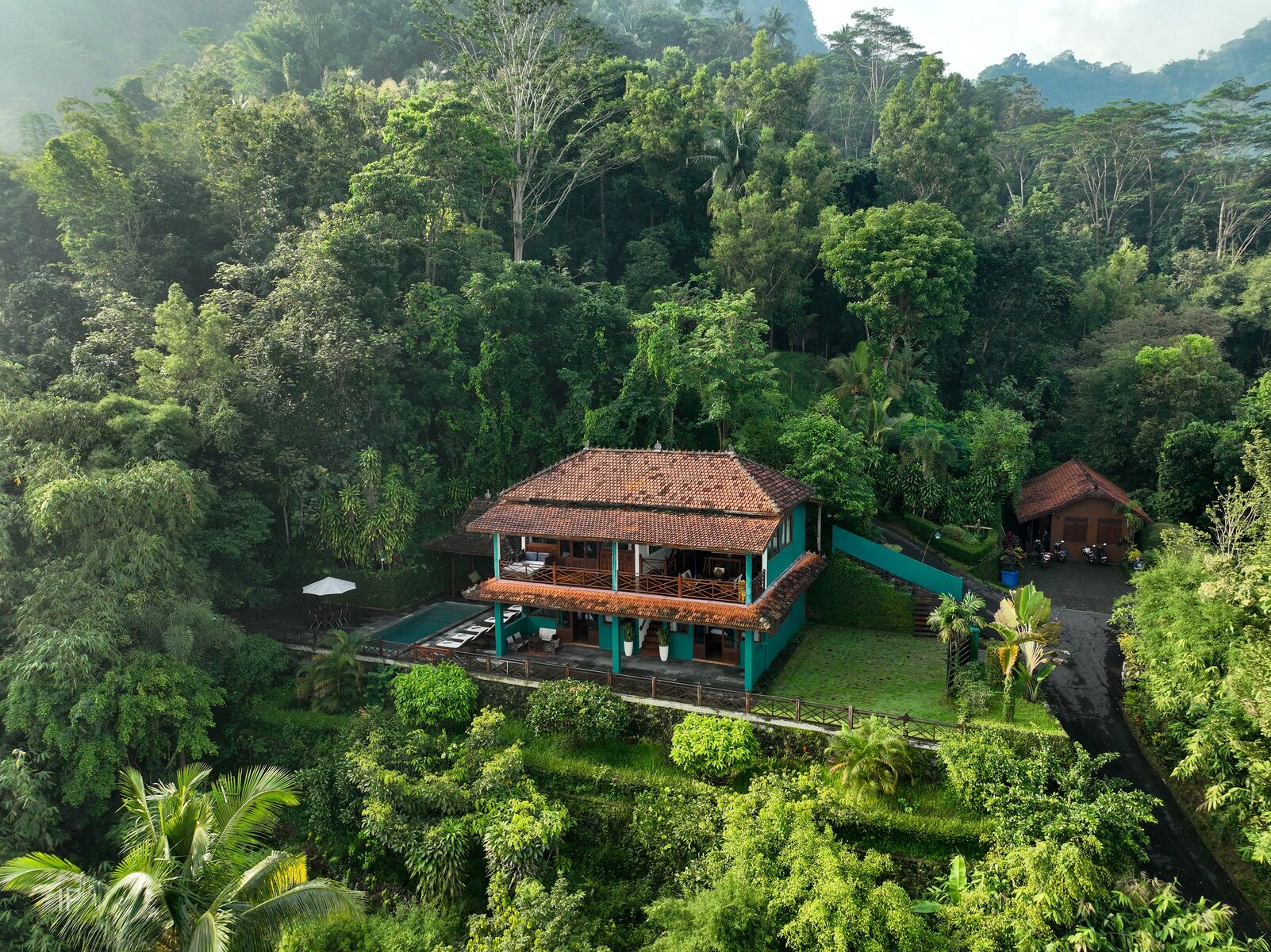 villa, 3 bedrooms | living area | 43-inch smart tv with cable channels