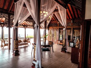 Villa Deluxe, 2 chambres, piscine privée | Aire de séjour | Téléviseur connecté de 43 po avec télévision par câble