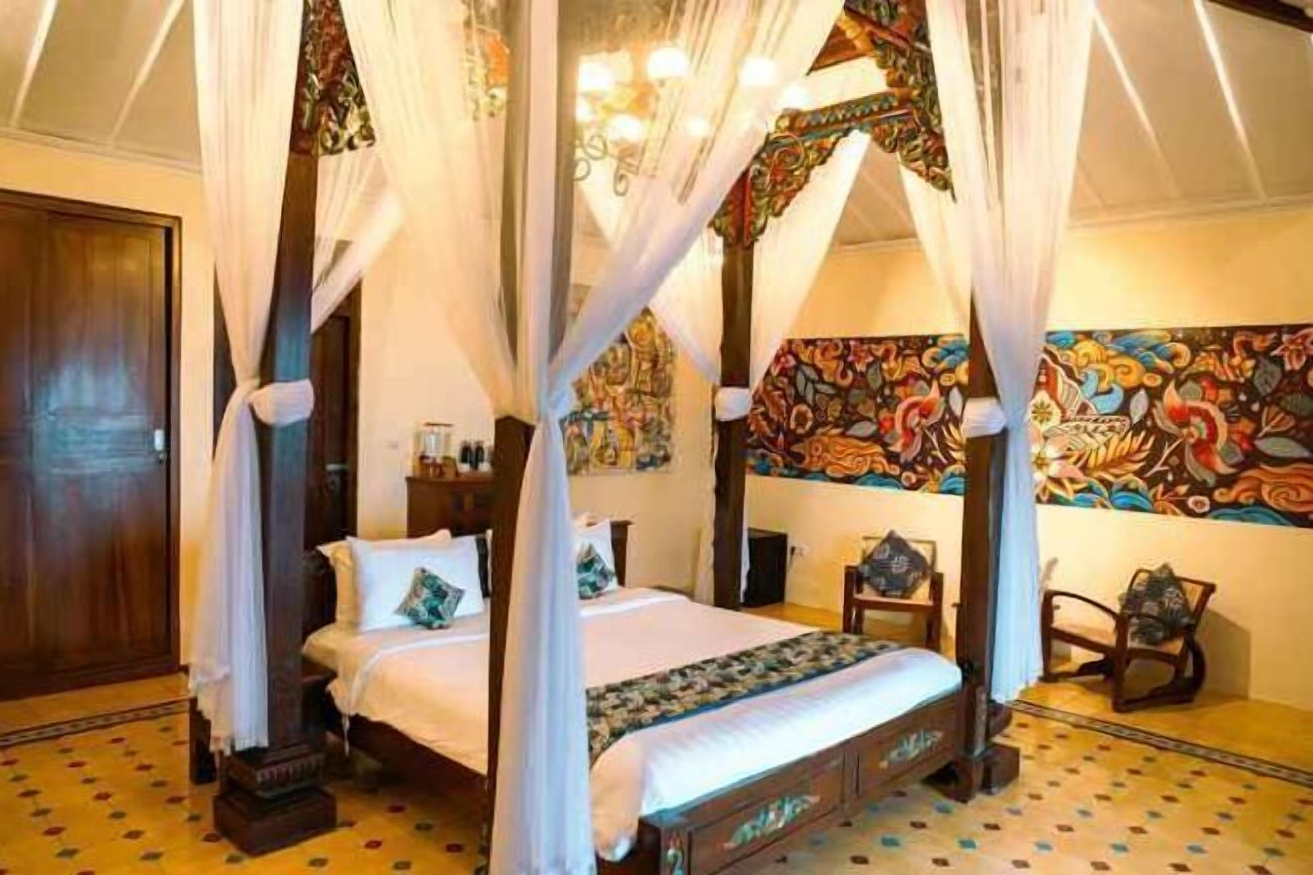 Isi minibar gratis, brankas, didekorasi berbeda-beda, dan meja kerja