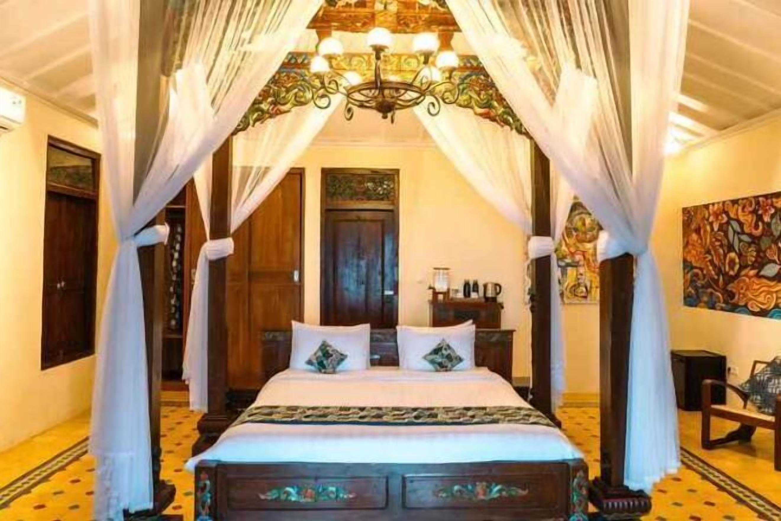 ミニバーのアイテム (無料)、セーフティボックス (室内)、客室ごとに異なる装飾、デスク